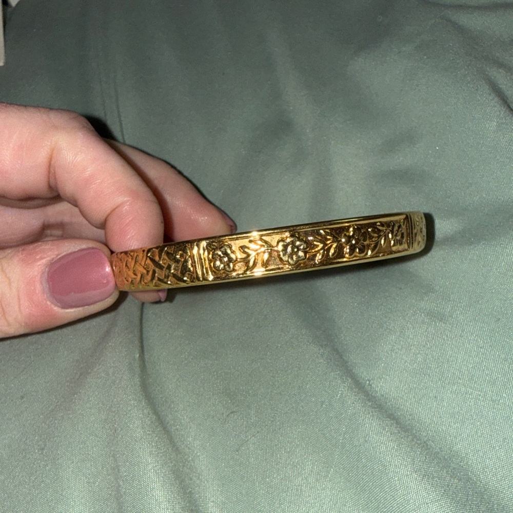 Elegant Gold Floral Bangle